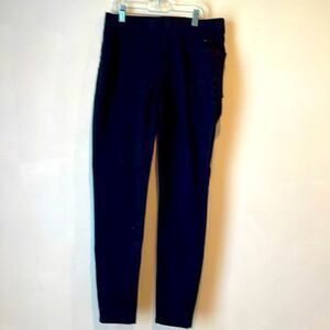 No boundaries, black skinny  straight leg pants size medium (7/8)